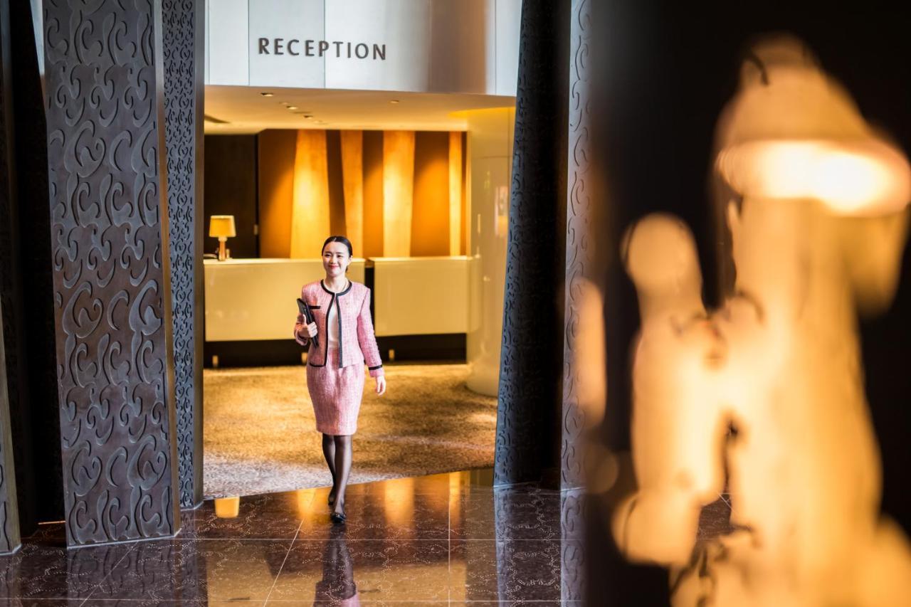 The Langham, Shanghai, Xintiandi Exterior foto Concierge at the entrance of the hotel