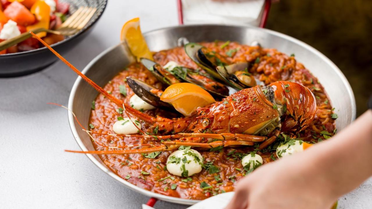 The Langham, Shanghai, Xintiandi Exterior foto Paella with lobster