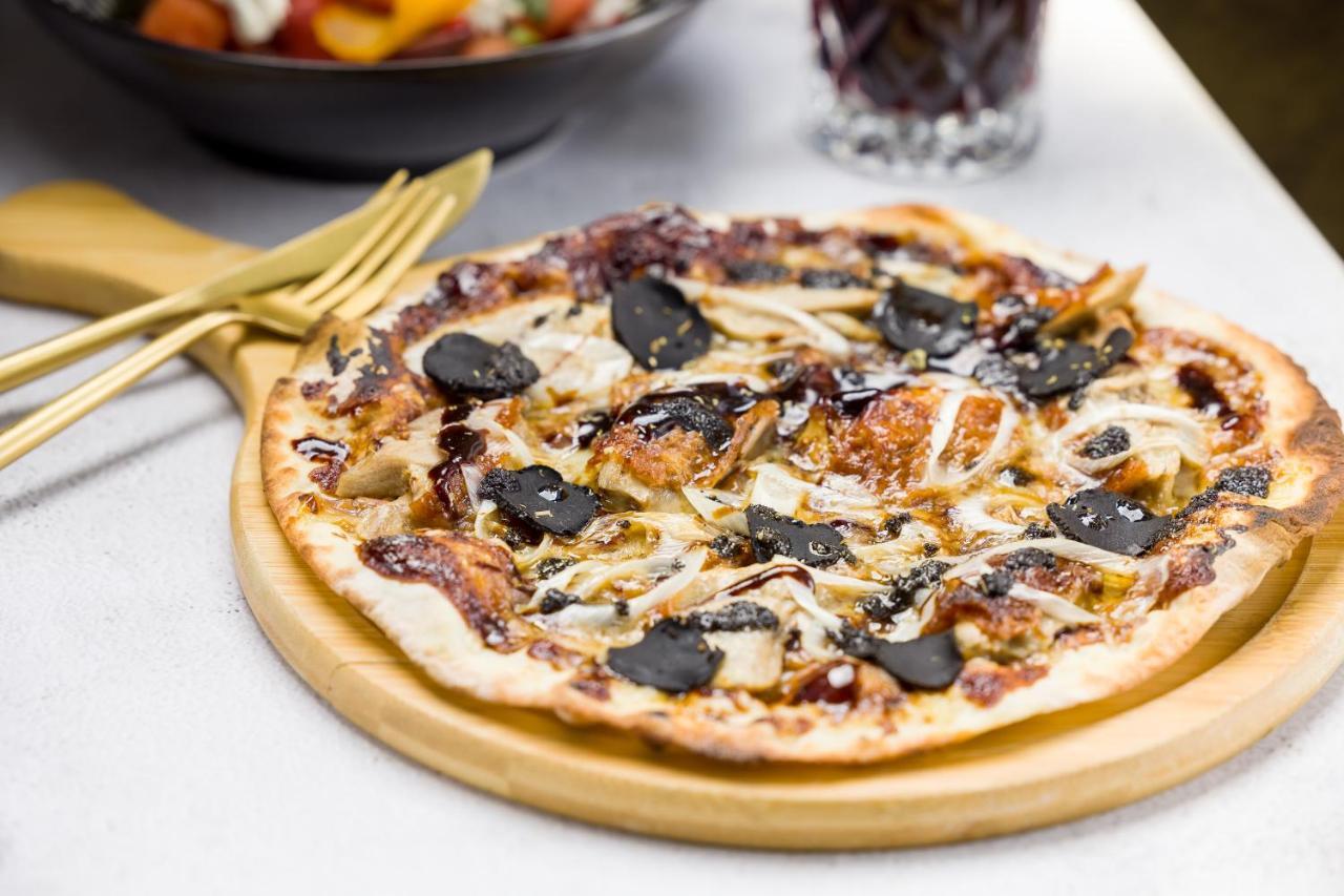 The Langham, Shanghai, Xintiandi Exterior foto Pizza with black garlic