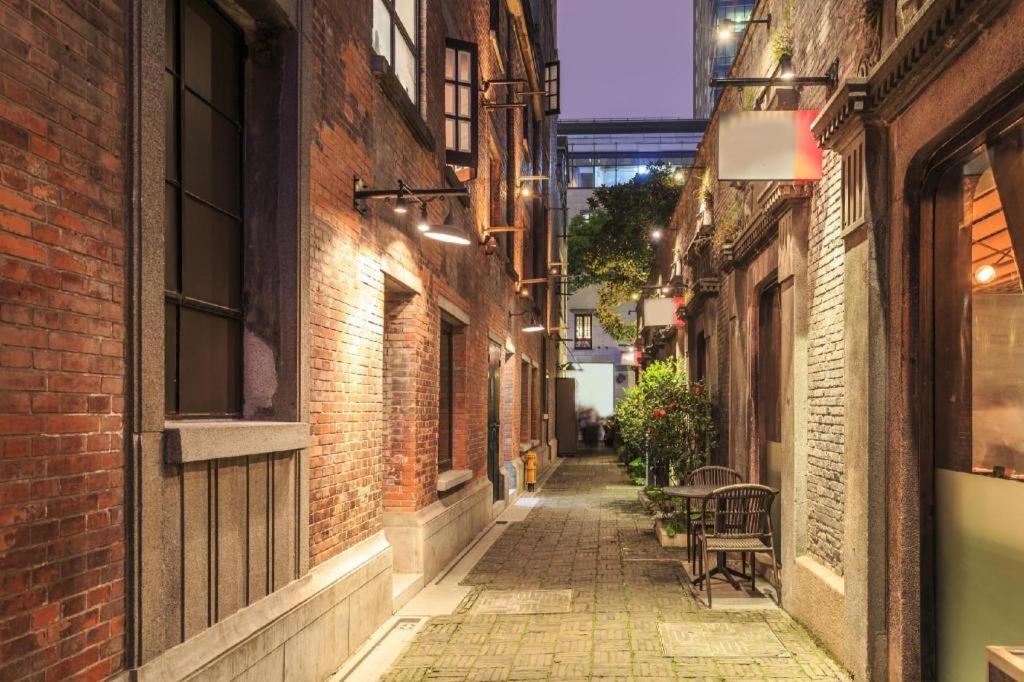 The Langham, Shanghai, Xintiandi Exterior foto The alley at night