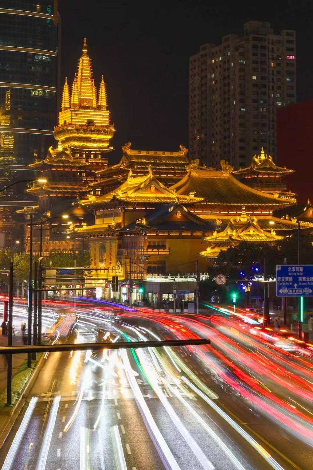 The Langham, Shanghai, Xintiandi Exterior foto The Jinjiang Hotel at night